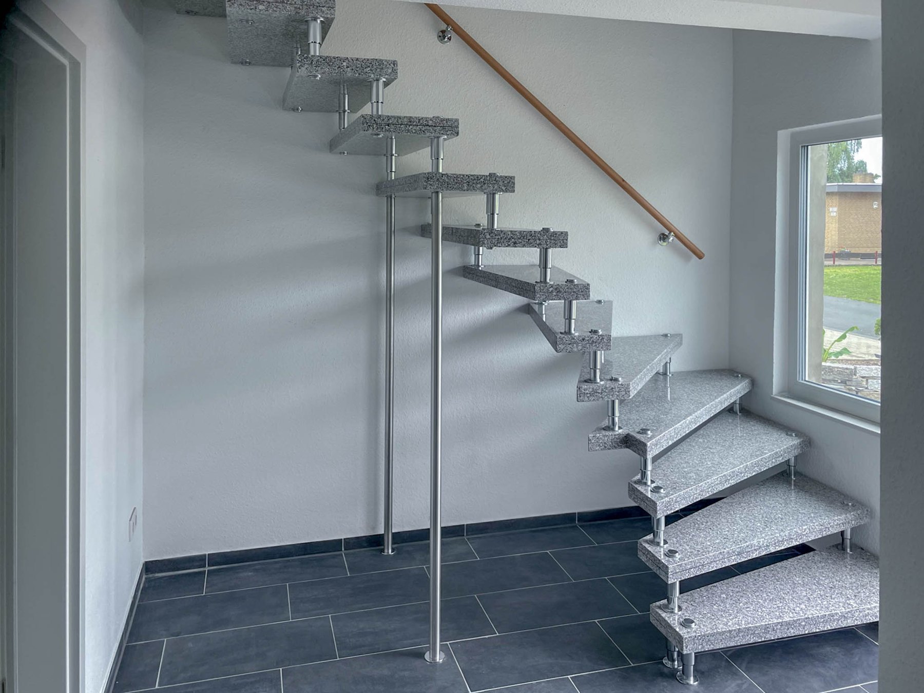 Geschwungene Natursteintreppe